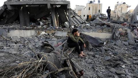 العدوان على غزة: كيف يتفادى الأهل نقل قلقهم إلى