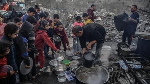 غزة: الجوع يجبر الفلسطينيين على تناول أعلاف