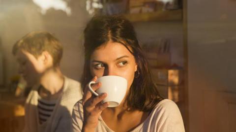 هل تناول القهوة على معدة فارغة ضار؟